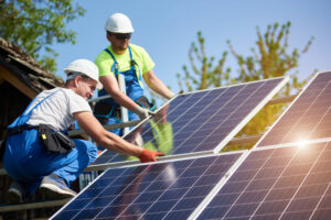 Operai esperti che installano pannelli fotovoltaici